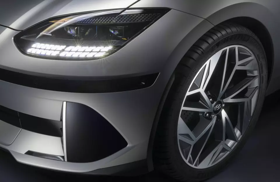LYKTER: Ioniq 6 har Hyundai-konsernets IFS-teknologi (intelligent front-lightning system), der lysdiodene slås av og på enkeltvis, og man kan kjøre med fjernlyset på hele tiden uten at motgående trafikanter blendes.