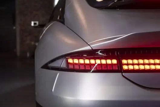 <span class="font-weight-bold" data-lab-font_weight_desktop="font-weight-bold">EKSEMPEL 6: </span>Og en rektangulær flate stikker noen millimeter ut helt bak på siden av bilen, like nedenfor lyslinjen. <span class="font-weight-bold" data-lab-font_weight_desktop="font-weight-bold">EKSEMPEL 6: </span>Og en rektangulær flate stikker noen millimeter ut helt bak på siden av bilen, like nedenfor lyslinjen.