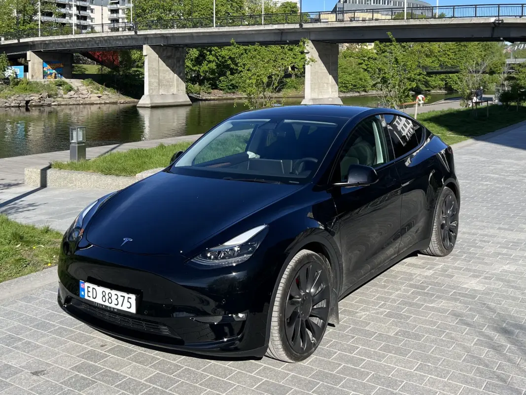 STOPP: Produksjonen av Tesla Model Y Performance er satt på vent. STOPP: Produksjonen av Tesla Model Y Performance er satt på vent.