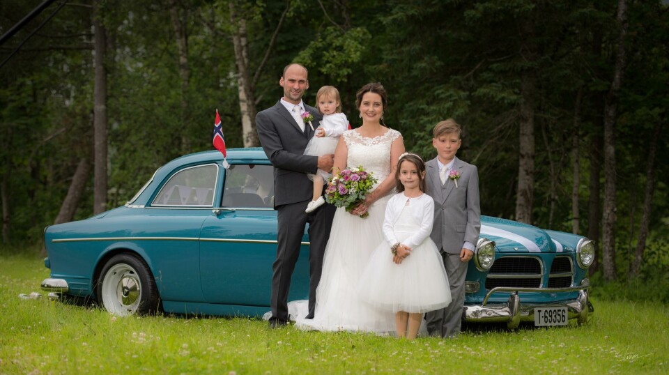 FAMILIEBRYLLUP: Jakob, Alida og Marie (på fars arm) – med de nygifte foreldrene Hilde Kristine og Svein Kåre Røvik.
