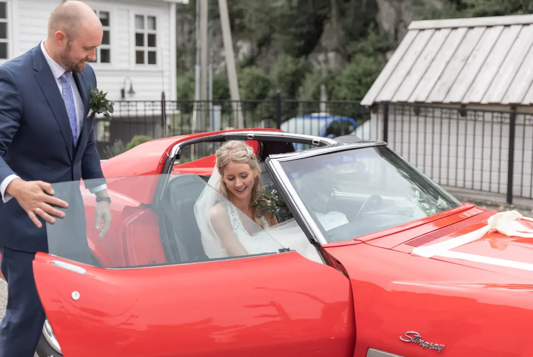 <span class="font-weight-bold" data-lab-font_weight_desktop="font-weight-bold">STEM RØDT: </span>Helene og Magne Bringedal i Straume i Hordaland fikk låne en knallrød Chevrolet Corvette på den store dagen da de sa «ja» til hverandre. <span class="font-weight-bold" data-lab-font_weight_desktop="font-weight-bold">STEM RØDT: </span>Helene og Magne Bringedal i Straume i Hordaland fikk låne en knallrød Chevrolet Corvette på den store dagen da de sa «ja» til hverandre.