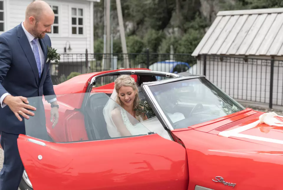 STEM RØDT: Helene og Magne Bringedal i Straume i Hordaland fikk låne en knallrød Chevrolet Corvette på den store dagen da de sa «ja» til hverandre.