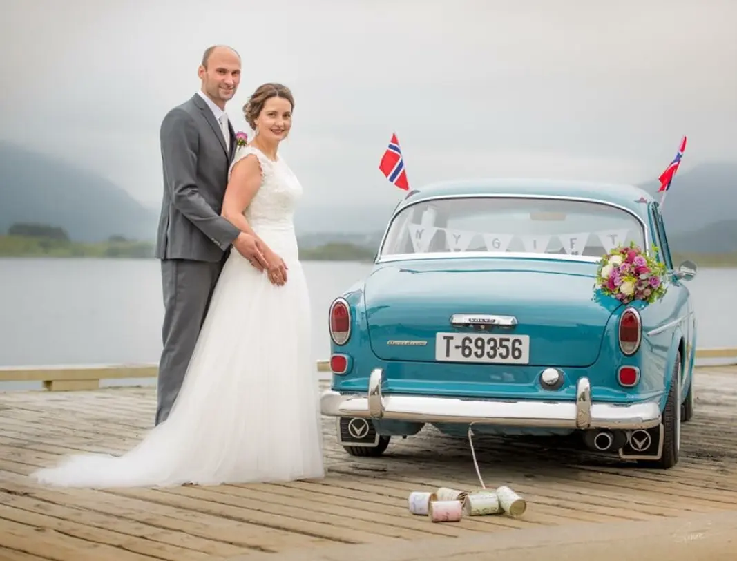 <span class="font-weight-bold" data-lab-font_weight_desktop="font-weight-bold">BRYGGEDANS:</span> Hilde Kristine og Svein Kåre Røvik blinket ut en vennlig Volvo Amazon for å gjøre bryllupet komplett. <span class="font-weight-bold" data-lab-font_weight_desktop="font-weight-bold">BRYGGEDANS:</span> Hilde Kristine og Svein Kåre Røvik blinket ut en vennlig Volvo Amazon for å gjøre bryllupet komplett.