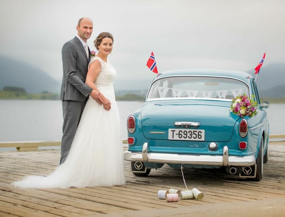 BRYGGEDANS: Hilde Kristine og Svein Kåre Røvik blinket ut en vennlig Volvo Amazon for å gjøre bryllupet komplett.
