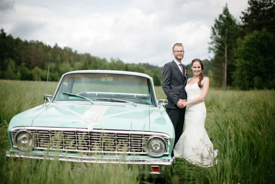 <span class="font-weight-bold" data-lab-font_weight_desktop="font-weight-bold">NYGIFT: </span>Iselin Dalen Moe og Mats Moe kjørte Ford Mustang til vielsen – og Ford Ranchero (på bildene her) som nybakt ektepar. <span class="font-weight-bold" data-lab-font_weight_desktop="font-weight-bold">NYGIFT: </span>Iselin Dalen Moe og Mats Moe kjørte Ford Mustang til vielsen – og Ford Ranchero (på bildene her) som nybakt ektepar.