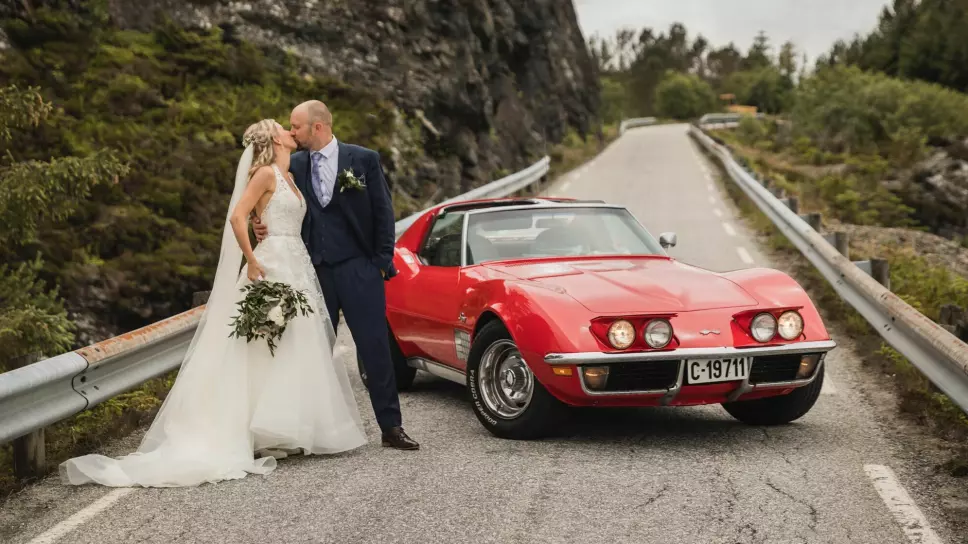 SPORTSLIG BRYLLUP: Helene og Magne Bringedal fra Straume i Hordaland blinket seg ut Chevrolet Corvette som rød rekvisitt i eget bryllup.