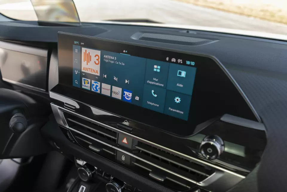 TRE SKJERMER: Sjåføren finner nøkkelinformasjon i displayet bak rattet og head-up-displayet, mens infotainment styres via 10-tommers-skjermen.