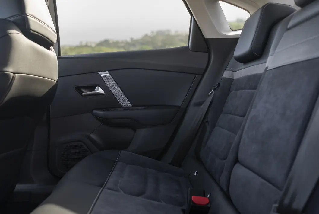 <span class="font-weight-bold" data-lab-font_weight_desktop="font-weight-bold">FORSKJELLEN: </span>Citroën har lagt inn noen ekstra skumputer i setene, og supplert med trekk i alcantara (som likner semsket skinn). <span class="font-weight-bold" data-lab-font_weight_desktop="font-weight-bold">FORSKJELLEN: </span>Citroën har lagt inn noen ekstra skumputer i setene, og supplert med trekk i alcantara (som likner semsket skinn).