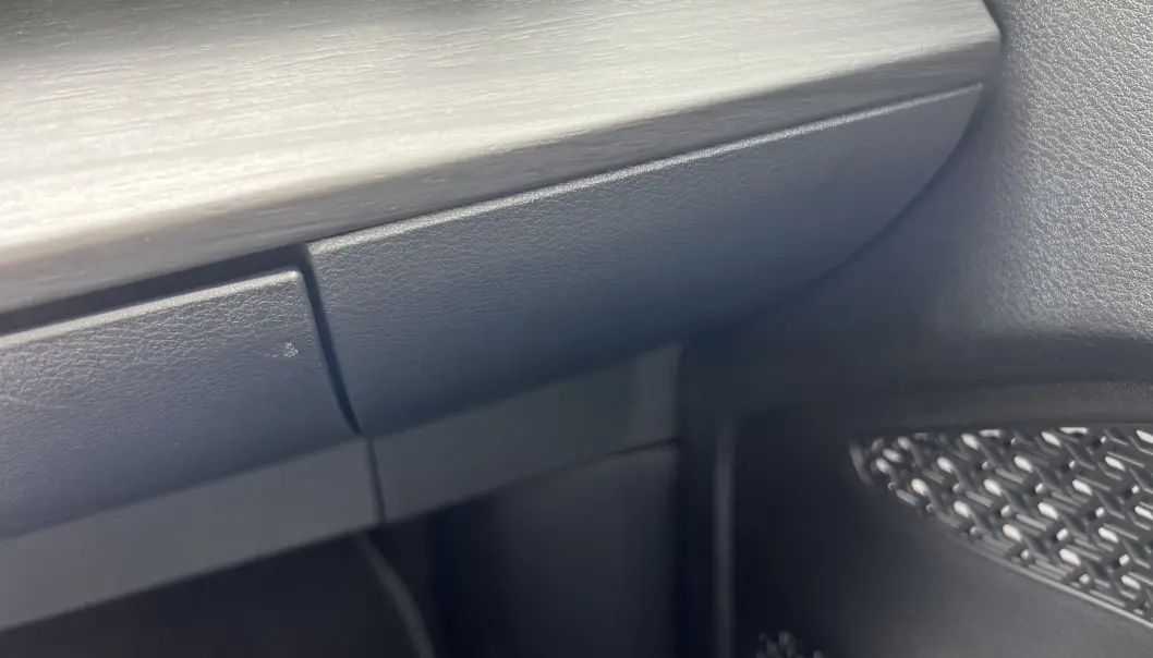 <span class=" font-weight-bold" data-lab-font_weight_desktop="font-weight-bold">GLIPP: </span>Åpningen mellom hanskerommet og resten av undersiden av instrumentpanelet, viser at Nissan har litt finisharbeid å gjøre. <span class=" font-weight-bold" data-lab-font_weight_desktop="font-weight-bold">GLIPP: </span>Åpningen mellom hanskerommet og resten av undersiden av instrumentpanelet, viser at Nissan har litt finisharbeid å gjøre.