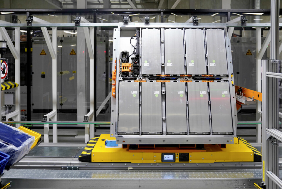 UTFORDRINGER: Fra produksjonen av batterier til bruk på en av Volkswagens elbiler.