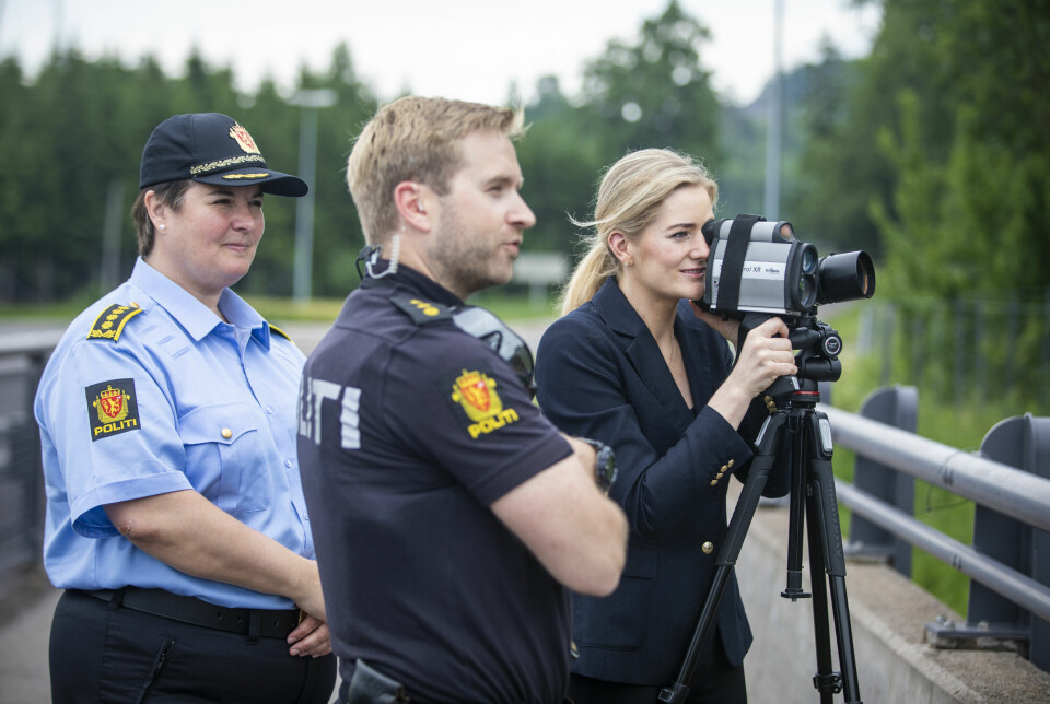 FARTSMÅLING: Justisminister Emilie Enger Mehl sammen Utrykningspolitiet under en kontroll tidligere i år.