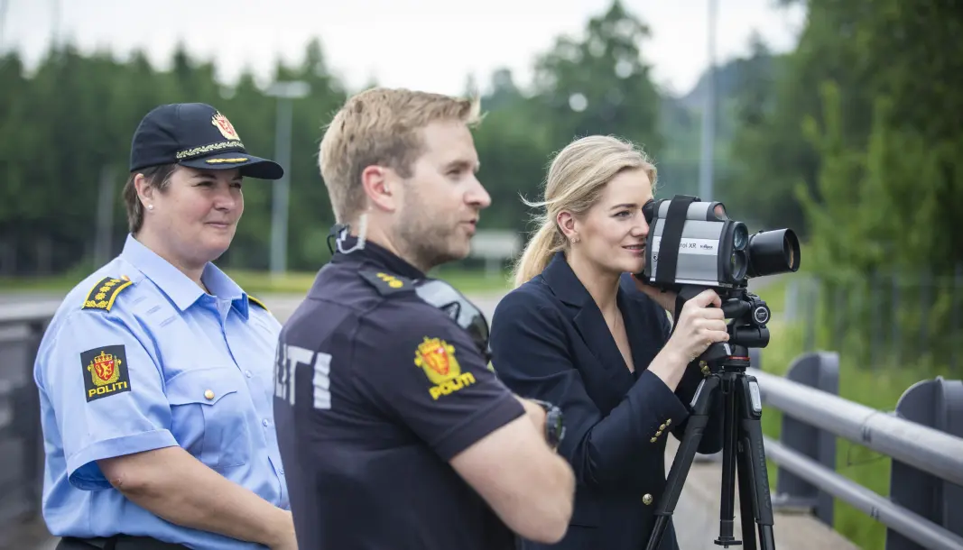 TESTER UTSTYRET: Justisminister Emilie Enger Mehl var med utrykningspolitiet på fartskontroll ved Holmestrand fredag formiddag. TESTER UTSTYRET: Justisminister Emilie Enger Mehl var med utrykningspolitiet på fartskontroll ved Holmestrand fredag formiddag.