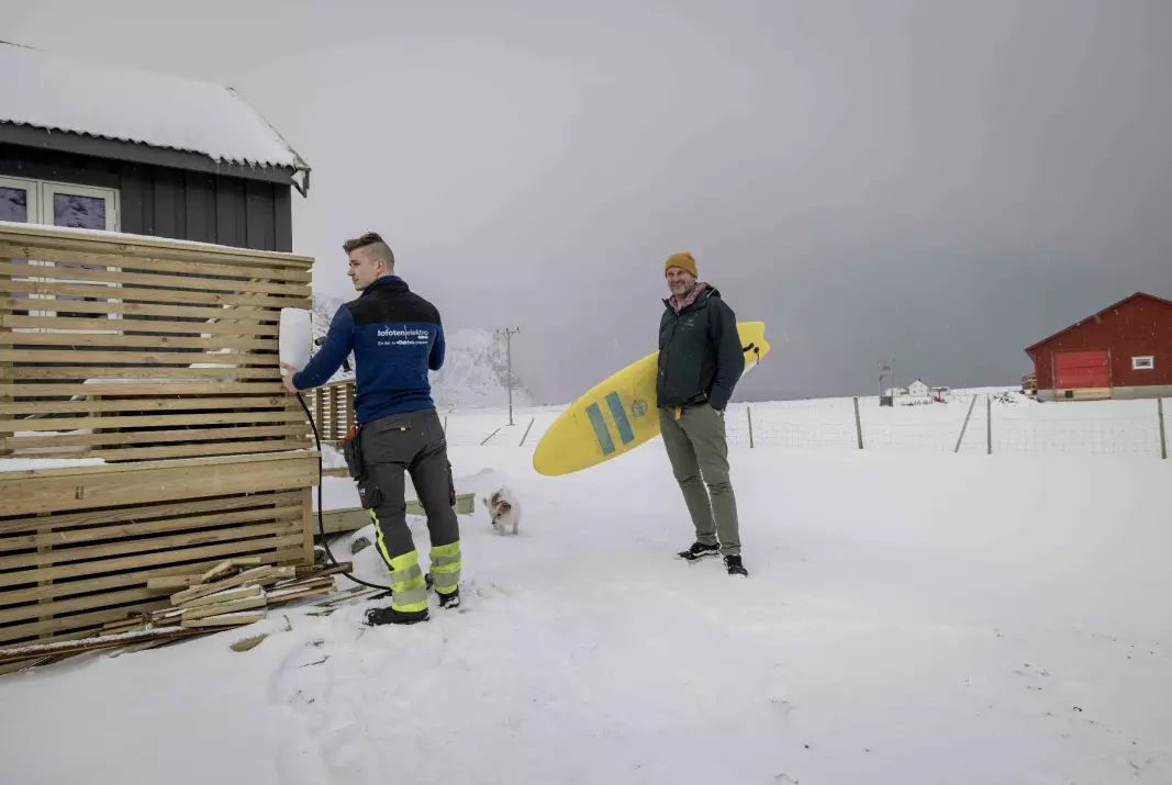 PLUG AND SURF: Tommy Olsen gleder seg til å ta imot elbilkjørende gjester på Unstad Arctic Surf, nå som Jacob Ingvaldsen i Lofoten Elektro har fått montert destinasjonsladerne.