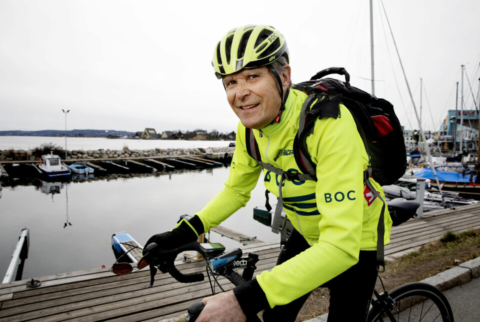 SLIPPE FORBI: – Da jeg kjørte trailer, «vinket» jeg bilister forbi da jeg hadde mulighet. Når vi sykler, burde vi gjøre det samme med bilister, sier kirurg og tidligere lastebilsjåfør Olav Røise, her på den mye omtalte sykkelveien «Tour de Finance» ved sjøen i Oslo. På denne er syklistene adskilt fra biler.
