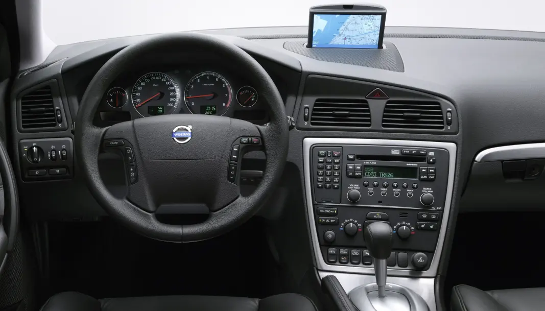 <span class=" font-weight-bold" data-lab-font_weight_desktop="font-weight-bold">GAMMEL OG GOD:</span> Dette interiøret i en Volvo V70 fra 2005 fikk faktisk en del kritikk da det kom, på grunn av antallet knapper. Men i praksis fungerer dette langt bedre enn moderne berøringsskjermer, mener svenske Vi Bilägare. <span class=" font-weight-bold" data-lab-font_weight_desktop="font-weight-bold">GAMMEL OG GOD:</span> Dette interiøret i en Volvo V70 fra 2005 fikk faktisk en del kritikk da det kom, på grunn av antallet knapper. Men i praksis fungerer dette langt bedre enn moderne berøringsskjermer, mener svenske Vi Bilägare.