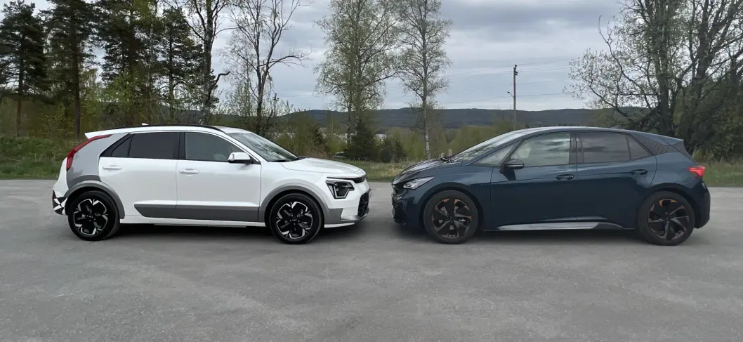 <span class="font-weight-bold" data-lab-font_weight_desktop="font-weight-bold">FOLKELIGE:</span> Cupra Born (blå) og Kia Niro EV markerer seg på ulikt vis i den litt lavere prisklassen. <span class="font-weight-bold" data-lab-font_weight_desktop="font-weight-bold">FOLKELIGE:</span> Cupra Born (blå) og Kia Niro EV markerer seg på ulikt vis i den litt lavere prisklassen.