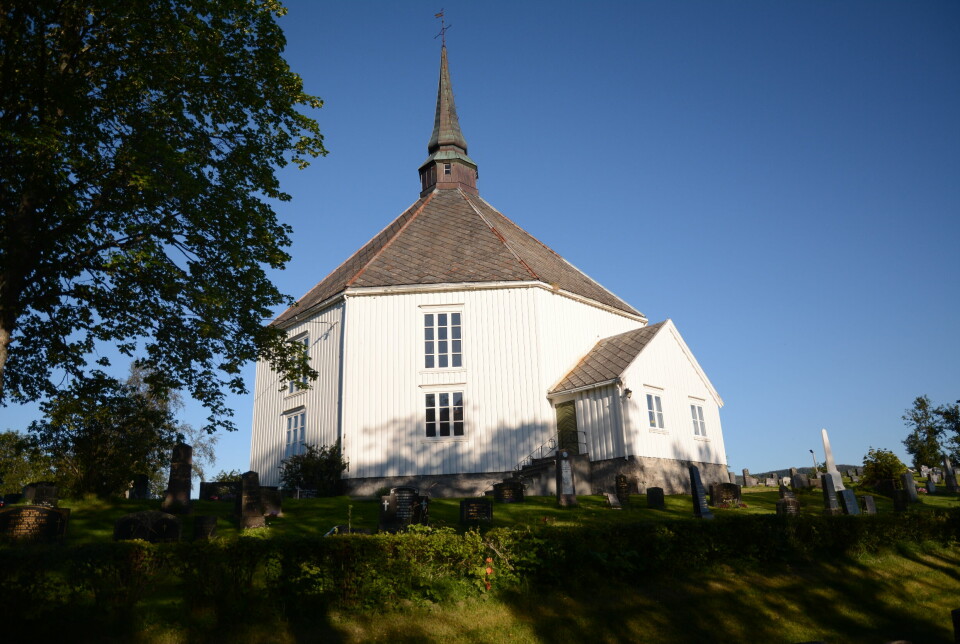 ÅTTEKANTET: Hemne kirke ligger på Kyrksæterøra. Den forrige kirken brant ned etter et lyn­nedslag i 1815.