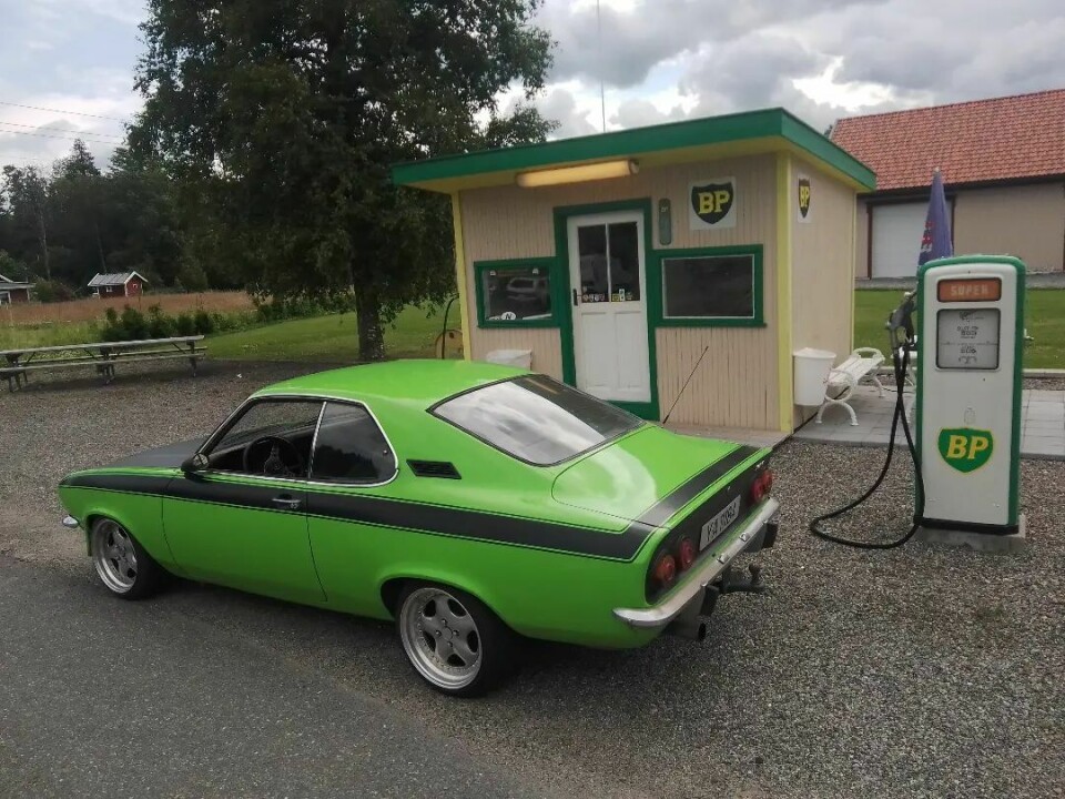 GRØNN BØLGE: Bjørne Harry Olsen gjør en snarvisitt ved kopien av en gammel bensinstasjon på Hærland i Østfold.