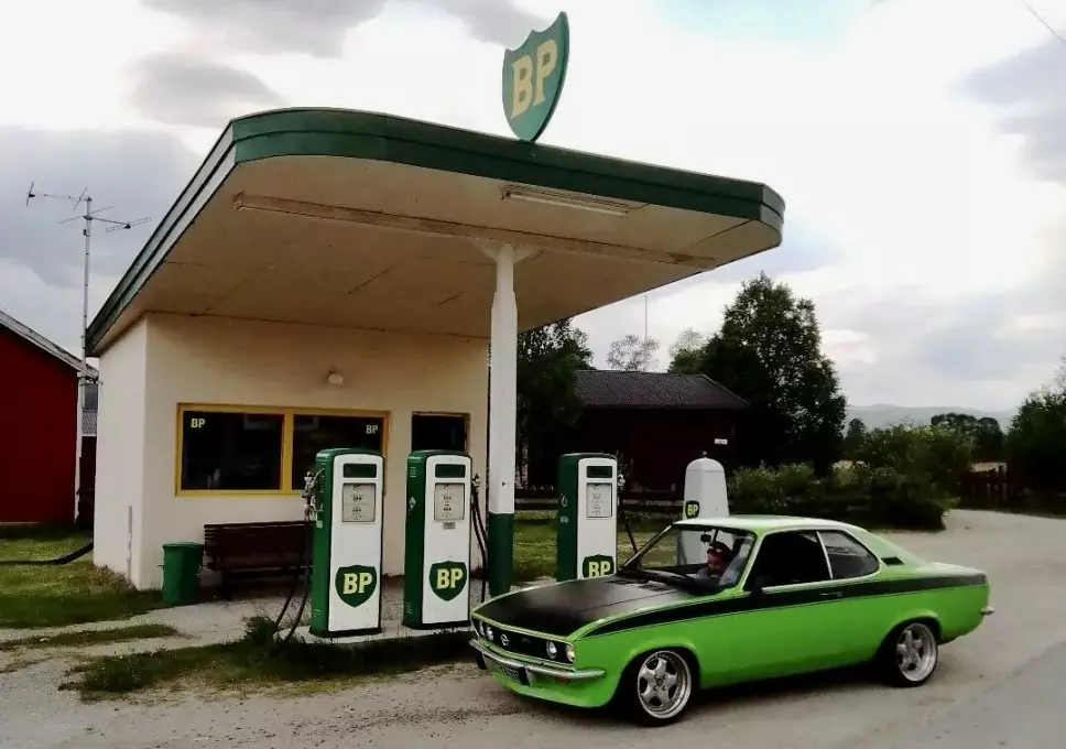 GRØNN FORTID: Bjørne Harry Olsen bruker gjerne sin 1971-modell Opel Manta for å gjenopplive minnene i nedlagte, eller gjenoppbygde, historiske bensinstasjoner.