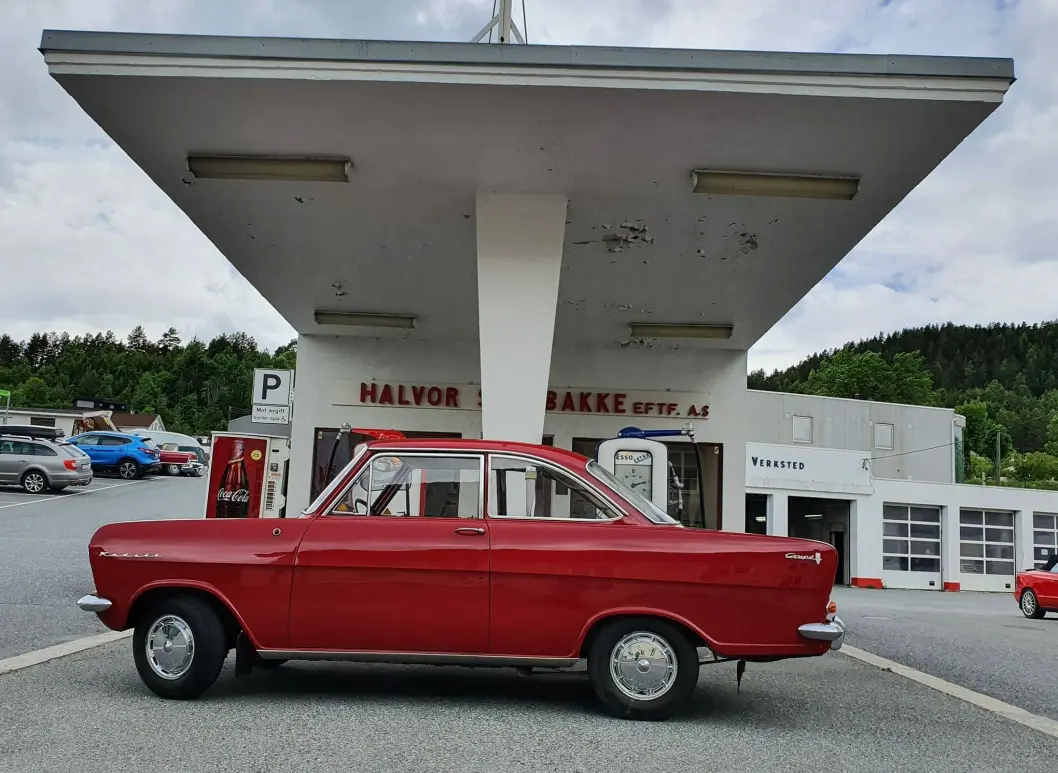 <span class="font-weight-bold" data-lab-font_weight_desktop="font-weight-bold">BENSINBESØK:</span> Tarjei Haugen svinger innom med sin Opel Kadett Coupé 1965-modell. Bensinstasjonen kan sees i Kongsberg og er restaurert av veteranbil- og vintage-entusiasten Bjørn Thomas Høen. <span class="font-weight-bold" data-lab-font_weight_desktop="font-weight-bold">BENSINBESØK:</span> Tarjei Haugen svinger innom med sin Opel Kadett Coupé 1965-modell. Bensinstasjonen kan sees i Kongsberg og er restaurert av veteranbil- og vintage-entusiasten Bjørn Thomas Høen.