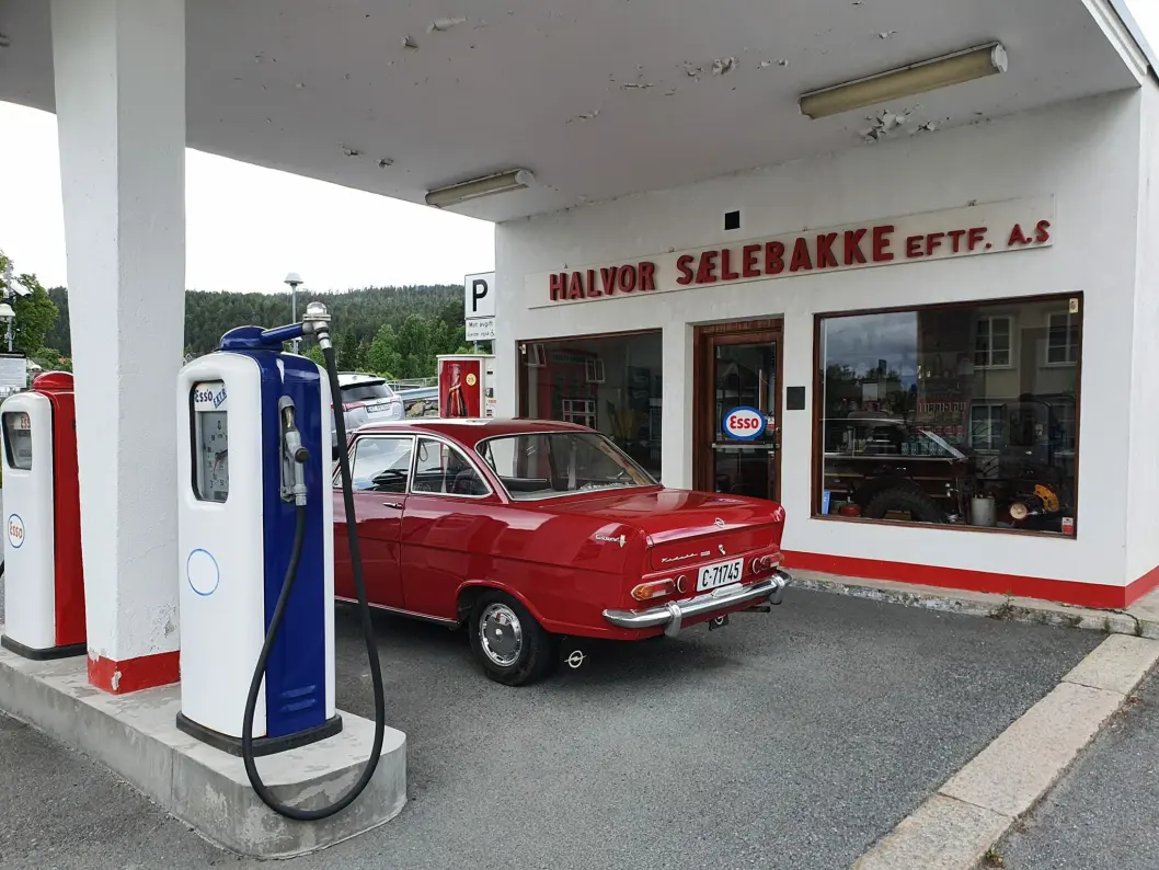 <span class="font-weight-bold" data-lab-font_weight_desktop="font-weight-bold">TIL PUMPENE: </span>Opel Kadett Coupé-eier Tarjei Haugen besøker den gamle, nedlagte bensinstasjonen i Kongsberg som er restaurert som et friluftsmuseum alle som ønsker har adgang til. <span class="font-weight-bold" data-lab-font_weight_desktop="font-weight-bold">TIL PUMPENE: </span>Opel Kadett Coupé-eier Tarjei Haugen besøker den gamle, nedlagte bensinstasjonen i Kongsberg som er restaurert som et friluftsmuseum alle som ønsker har adgang til.