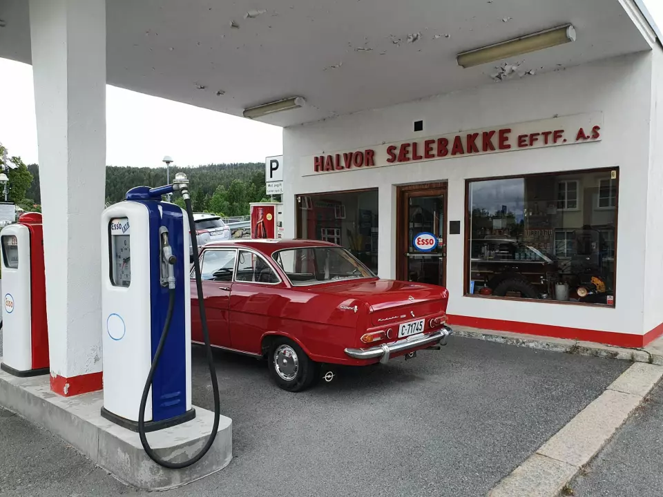 TIL PUMPENE: Opel Kadett Coupé-eier Tarjei Haugen besøker den gamle, nedlagte bensinstasjonen i Kongsberg som er restaurert som et friluftsmuseum alle som ønsker har adgang til.