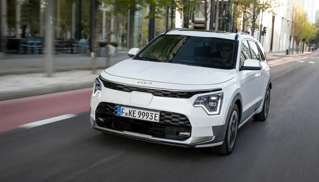 FAMILIELIKHET: Niro EV har fått designelementene vi kjenner fra de større Sportage og Sorento. FAMILIELIKHET: Niro EV har fått designelementene vi kjenner fra de større Sportage og Sorento.