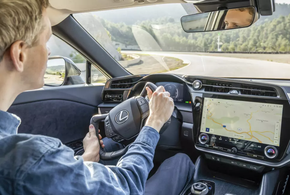 HEFTIG: Det er helt ny opplevelse å kjøre Lexus med det nye styresystemet og rattet.