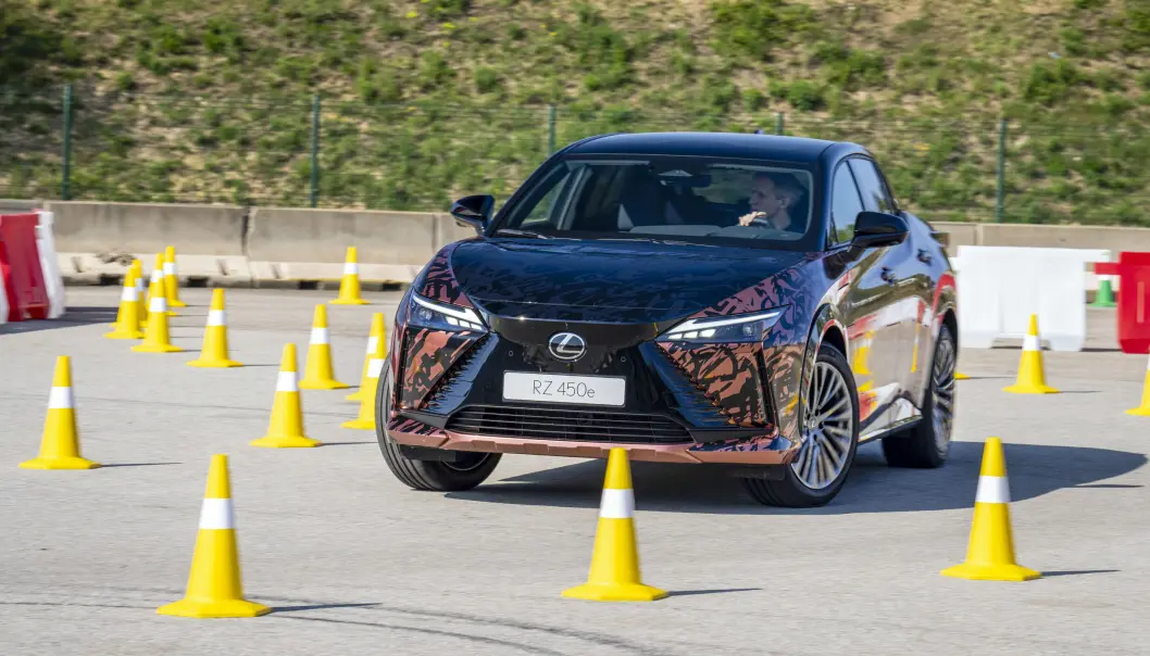 <span class=" font-weight-bold" data-lab-font_weight_desktop="font-weight-bold">TYNGRE: </span>Ved kraftige rattutslag i lavere hastigheter, blir det en merkbar motstand i rattet i Lexus RZ 450e. Det jobbes med å perfeksjonere dette, sier sjefsingeniøren. <span class=" font-weight-bold" data-lab-font_weight_desktop="font-weight-bold">TYNGRE: </span>Ved kraftige rattutslag i lavere hastigheter, blir det en merkbar motstand i rattet i Lexus RZ 450e. Det jobbes med å perfeksjonere dette, sier sjefsingeniøren.
