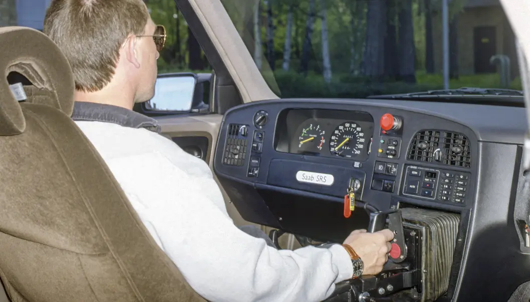 <span class=" font-weight-bold" data-lab-font_weight_desktop="font-weight-bold">TIDLIG: </span>Saab fjernet rattet på en eksperimentbil i 1992 og la inn en joystick. I prinsippet det samme som Lexus gjør i dag. Bilen hadde også filbyttevarsling og adaptiv fartsholder, som de fleste biler har i dag. Planen var også at styresystemet skulle masseproduseres fra cirka 2010. <span class=" font-weight-bold" data-lab-font_weight_desktop="font-weight-bold">TIDLIG: </span>Saab fjernet rattet på en eksperimentbil i 1992 og la inn en joystick. I prinsippet det samme som Lexus gjør i dag. Bilen hadde også filbyttevarsling og adaptiv fartsholder, som de fleste biler har i dag. Planen var også at styresystemet skulle masseproduseres fra cirka 2010.