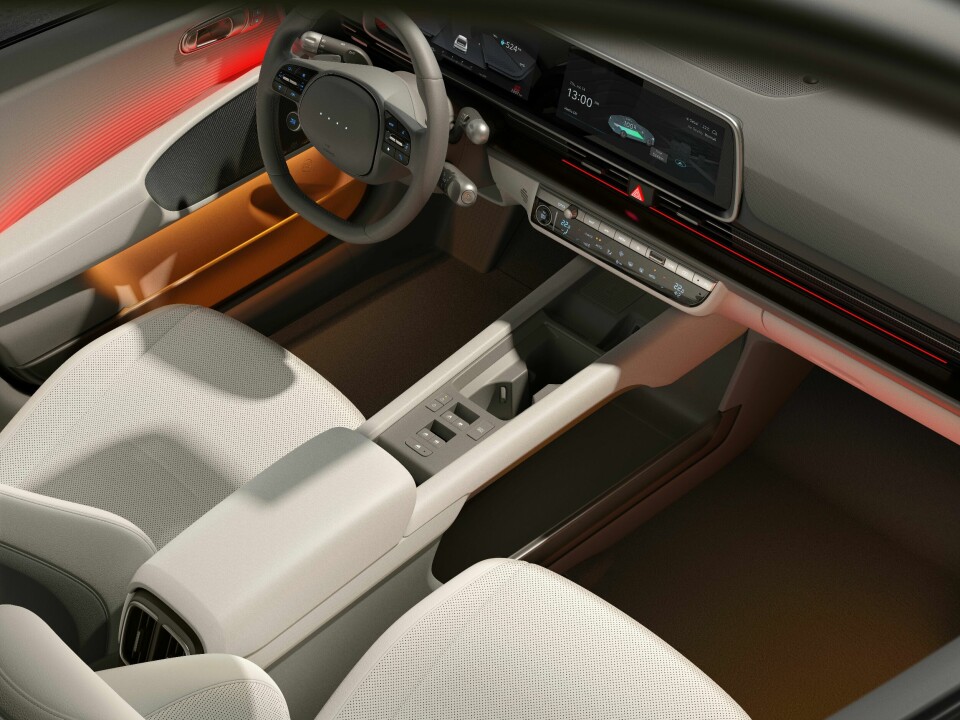 BARN AV REGNBUEN: Hyundai lokker med valg mellom 64 farger for å skape optimal stemningsbelysning, i tillegg finnes seks forhåndsdefinerte temaer. Lysstyrken endres etter hastigheten.