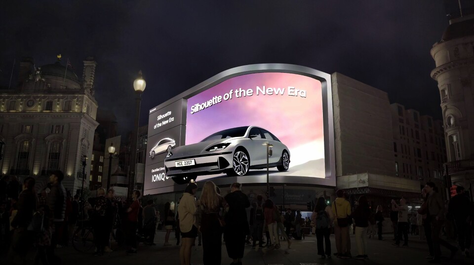 STIKKER UT: Hyundai sparer ikke på de store ordene i reklamekampanjene på Ioniq 6, her fra en veggreklame i sentrum av London.