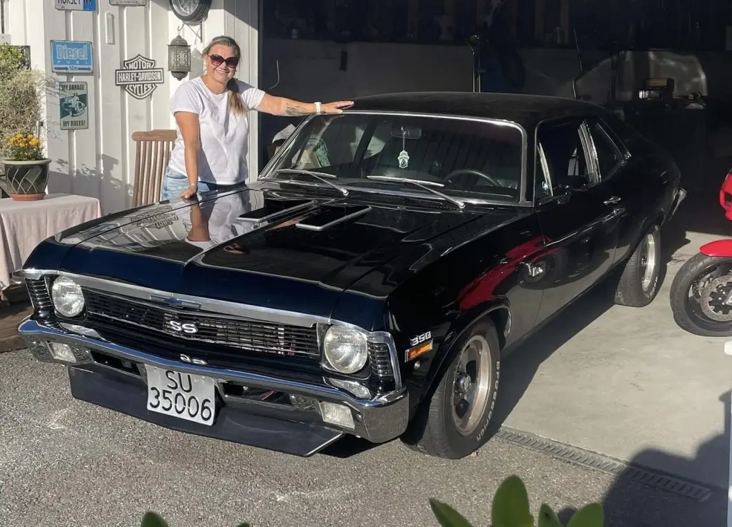 <span class="font-weight-bold" data-lab-font_weight_desktop="font-weight-bold">ARMEN I KARMEN: </span>Merete Wedvik har en livslang hang til muskelbilen Chevrolet Nova SS, og har likegodt fått tatovert den på kroppen. <span class="font-weight-bold" data-lab-font_weight_desktop="font-weight-bold">ARMEN I KARMEN: </span>Merete Wedvik har en livslang hang til muskelbilen Chevrolet Nova SS, og har likegodt fått tatovert den på kroppen.