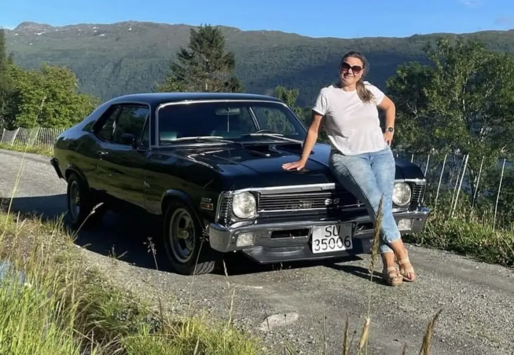 <span class="font-weight-bold" data-lab-font_weight_desktop="font-weight-bold">UTELIV: </span>Merete Wedvik sliter sin Chevrolet Nova SS i traktene rundt hjemstedet Nordfjordeid. Tatoveringen av bilen er uansett med, selv om den ikke alltid synes. <span class="font-weight-bold" data-lab-font_weight_desktop="font-weight-bold">UTELIV: </span>Merete Wedvik sliter sin Chevrolet Nova SS i traktene rundt hjemstedet Nordfjordeid. Tatoveringen av bilen er uansett med, selv om den ikke alltid synes.