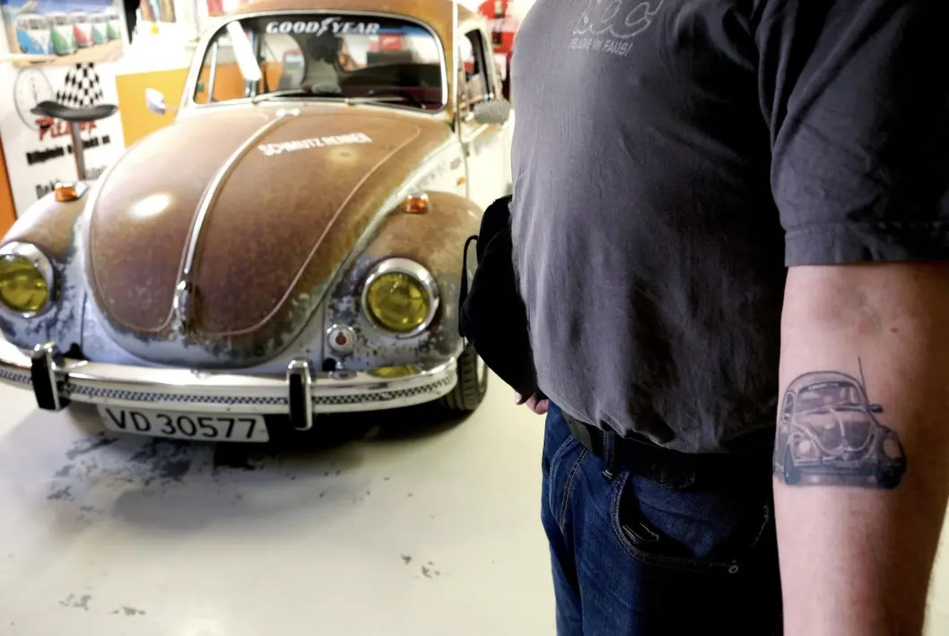 <span class="font-weight-bold" data-lab-font_weight_desktop="font-weight-bold">KJÆRLIGHETSERKLÆRING:</span> Morten Mellemseter nærer så varme følelser for sin 1972-modell VW 1302S at han har foreviget den på kroppen. <span class="font-weight-bold" data-lab-font_weight_desktop="font-weight-bold">KJÆRLIGHETSERKLÆRING:</span> Morten Mellemseter nærer så varme følelser for sin 1972-modell VW 1302S at han har foreviget den på kroppen.