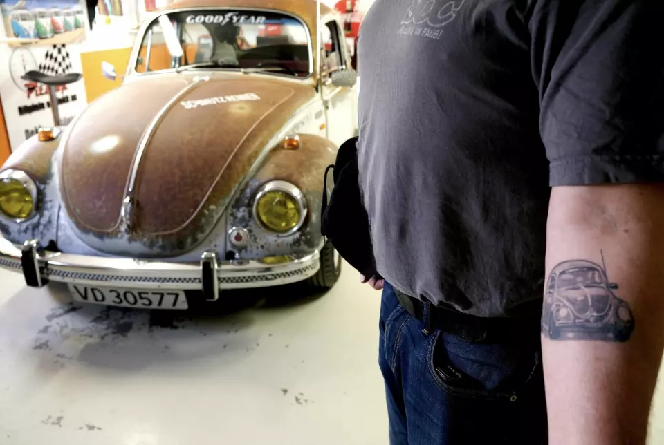 KJÆRLIGHETSERKLÆRING: Morten Mellemseter nærer så varme følelser for sin 1972-modell VW 1302S at han har foreviget den på kroppen.