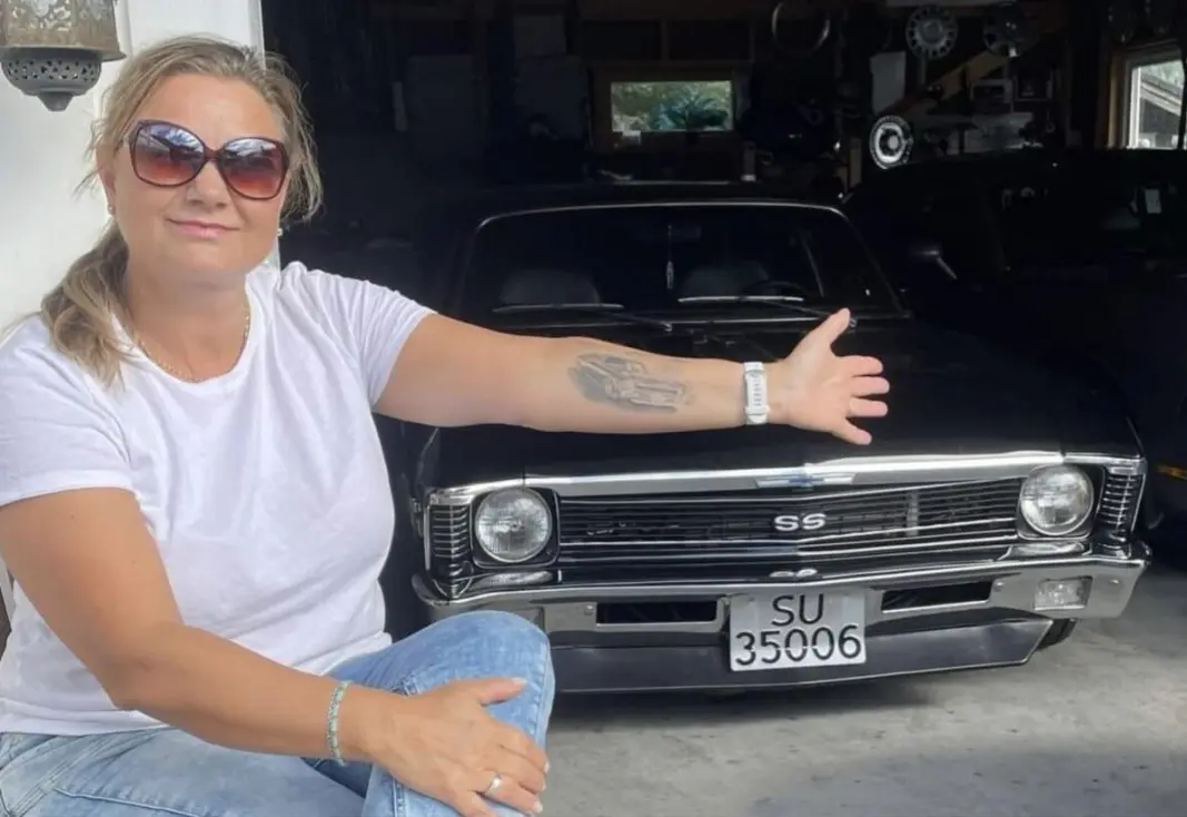 ARMERT: Merete Wedvik angret på salget av sin Chevrolet Nova og kjøpte maken tilbake – og fikk tatovert den på armen – for å være sikker på å beholde den livet ut. ARMERT: Merete Wedvik angret på salget av sin Chevrolet Nova og kjøpte maken tilbake – og fikk tatovert den på armen – for å være sikker på å beholde den livet ut.