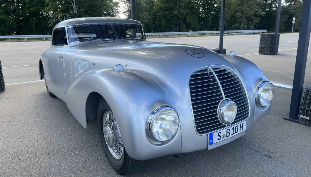 <span class="font-weight-bold" data-lab-font_weight_desktop="font-weight-bold">KONSEPT FRA 1938: </span>Mercedes-Benz 540 K Streamliner ble bygget i ett eksemplar, tiltenkt et race mellom Berlin og Roma som aldri ble en realitet. En vesentlig mer moderne bil enn den opprinnelige 540 K, som kom tre år tidligere. Åttesylindret motor på 180 hester, med en supercharger som gir ekstra effekt og endret lydbilde på toppen av turtallskalaen. <span class="font-weight-bold" data-lab-font_weight_desktop="font-weight-bold">KONSEPT FRA 1938: </span>Mercedes-Benz 540 K Streamliner ble bygget i ett eksemplar, tiltenkt et race mellom Berlin og Roma som aldri ble en realitet. En vesentlig mer moderne bil enn den opprinnelige 540 K, som kom tre år tidligere. Åttesylindret motor på 180 hester, med en supercharger som gir ekstra effekt og endret lydbilde på toppen av turtallskalaen.