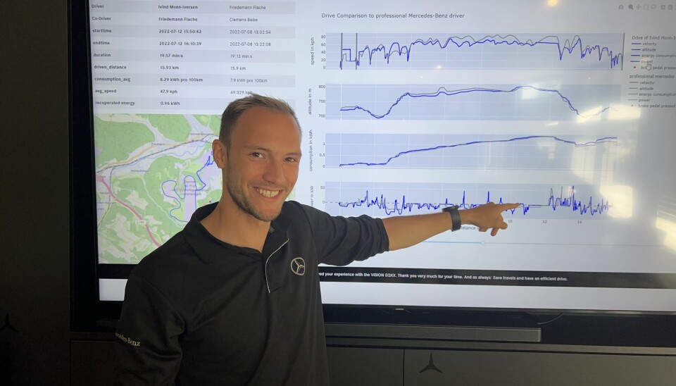 GODKJENT: Florian Frölich fra Mercedes analyserte Motors kjøring og smilte tilfreds over forbruket på 8,29 kWt/100 km.