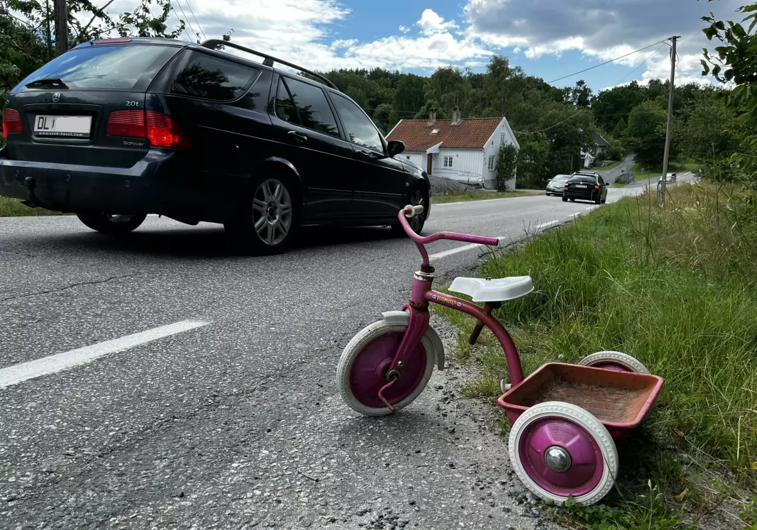 ULOVLIG: En liten rosa trehjulssykkel står plassert rett ved fylkesveien på Justøya.