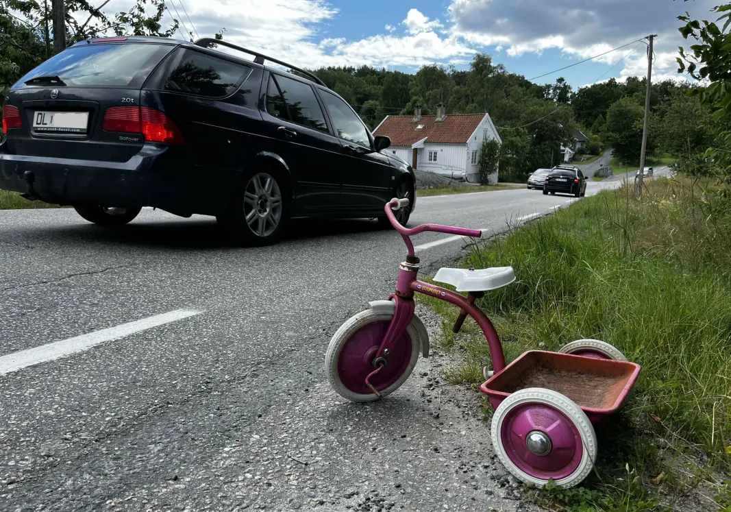 ULOVLIG: En liten rosa trehjulssykkel står plassert rett ved fylkesveien på Justøya. ULOVLIG: En liten rosa trehjulssykkel står plassert rett ved fylkesveien på Justøya.