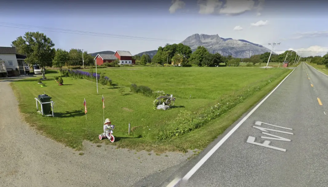 <span class=" font-weight-bold" data-lab-font_weight_desktop="font-weight-bold">PÅ HELGELAND:</span> Dukken Anna ved riksveien mot Tjøtta ferjeleie. <span class=" font-weight-bold" data-lab-font_weight_desktop="font-weight-bold">PÅ HELGELAND:</span> Dukken Anna ved riksveien mot Tjøtta ferjeleie.