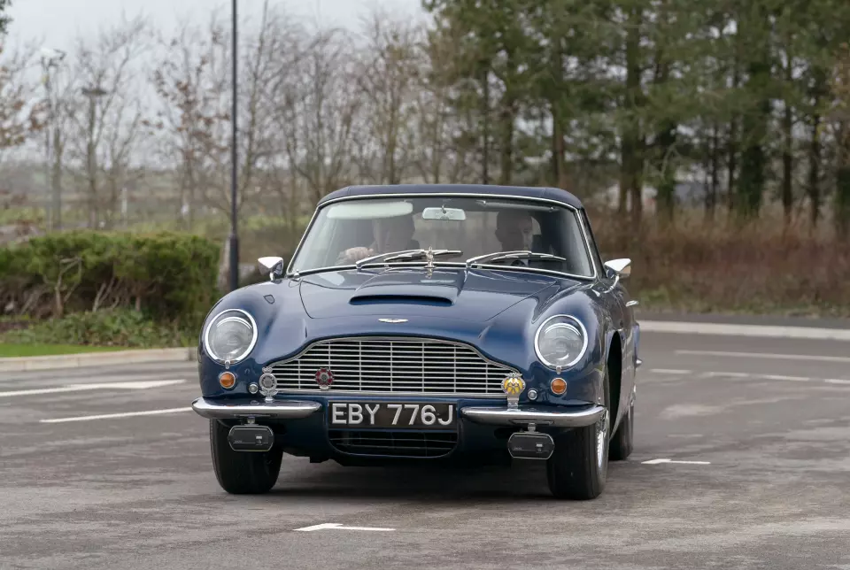 BERØMT SJÅFØR: Den som ser nøye etter, finner her Prins Charles bak rattet – kanskje i en av de peneste utgavene fra Aston Martin-fabrikken noensinne.
