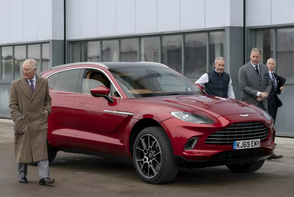 RØDSPETTE: Prins Charles besøker Aston Martin i forbindelse med slippet av DBX, merkets første SUV. Motor antar majesteten etter hvert maktet å vri hodet rett vei.