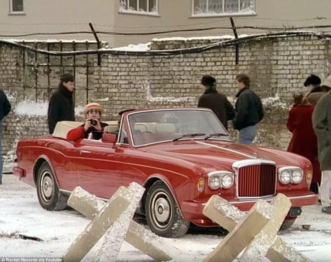 <span class="font-weight-bold" data-lab-font_weight_desktop="font-weight-bold">ROSA OPPRØR:</span> Elton John fikk en megahit med låta «Nikita», hvor hans private, illrøde Bentley Continental er et visuelt sjokk i musikkvideoen.
