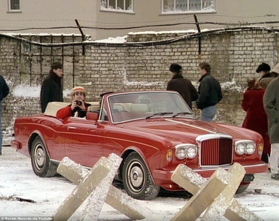 ROSA OPPRØR: Elton John fikk en megahit med låta «Nikita», hvor hans private, illrøde Bentley Continental er et visuelt sjokk i musikkvideoen.