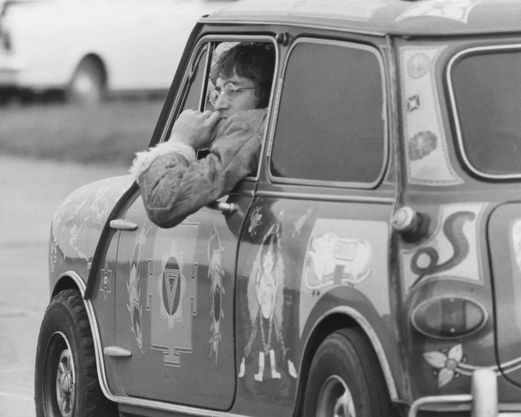 <span class="font-weight-bold" data-lab-font_weight_desktop="font-weight-bold">MINIMALIST: </span>The Beatles-medlem John Lennon i lettere psykedelisk lakkert Radford Mini de Ville, eid av bandkollega George Harrison. Her befant bandet seg på en flyplass i forbindelse med innspilling av dokumentarfilmen Magical Mystery Tour i 1967.