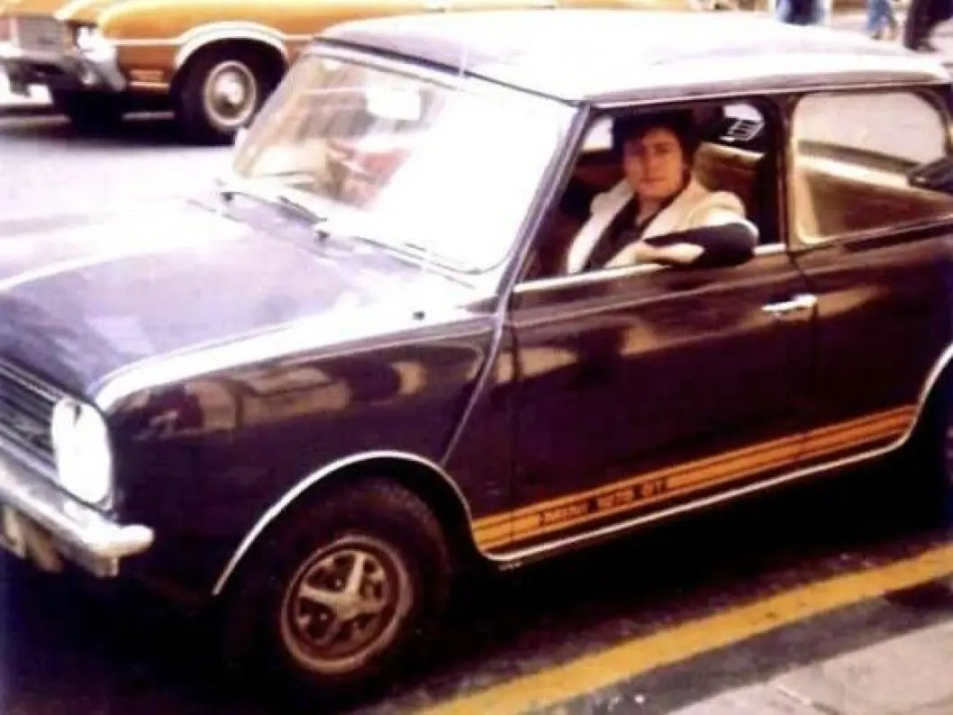 <span class="font-weight-bold" data-lab-font_weight_desktop="font-weight-bold">MAKSIMERING:</span> Marc Bolan i bandet T. Rex sang om Rolls-Royce og kjørte selv en heftig Mini. <span class="font-weight-bold" data-lab-font_weight_desktop="font-weight-bold">MAKSIMERING:</span> Marc Bolan i bandet T. Rex sang om Rolls-Royce og kjørte selv en heftig Mini.