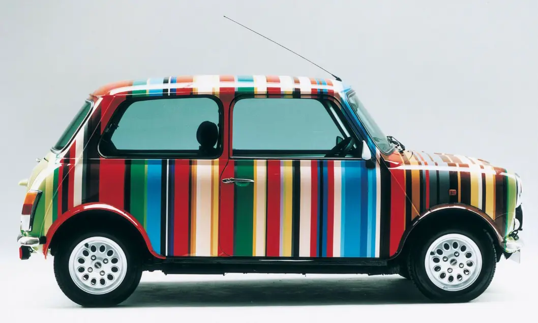 <span class="font-weight-bold" data-lab-font_weight_desktop="font-weight-bold">TAPETSERT: </span>I 1997 fikset moteskaperen Paul Smith dette ene eksemplaret av Mini, og har siden gjengitt bilder av stripebilen på alt fra mansjettknapper til treningsbager. <span class="font-weight-bold" data-lab-font_weight_desktop="font-weight-bold">TAPETSERT: </span>I 1997 fikset moteskaperen Paul Smith dette ene eksemplaret av Mini, og har siden gjengitt bilder av stripebilen på alt fra mansjettknapper til treningsbager.