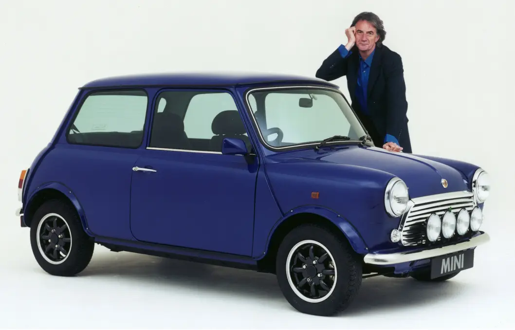 <span class="font-weight-bold" data-lab-font_weight_desktop="font-weight-bold">MOTELØVE: </span>Paul Smith har i årtier vært kjent for eget klesmerke som blander tradisjonelle, britiske plagg med generøs fargebruk. Han har omfavnet Mini som et stilikon ved å bidra til design av spesialmodeller. <span class="font-weight-bold" data-lab-font_weight_desktop="font-weight-bold">MOTELØVE: </span>Paul Smith har i årtier vært kjent for eget klesmerke som blander tradisjonelle, britiske plagg med generøs fargebruk. Han har omfavnet Mini som et stilikon ved å bidra til design av spesialmodeller.